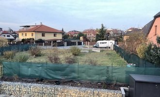 Postavení betonového plotu - stav před realizací