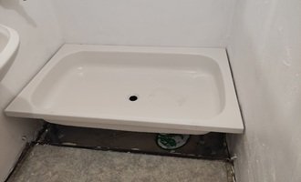 Podezdívka vany, instalace vany, obložení koupelny - stav před realizací