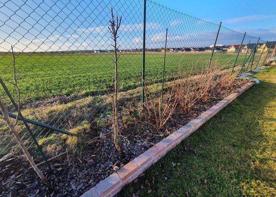 Úprava pletivového plotu
