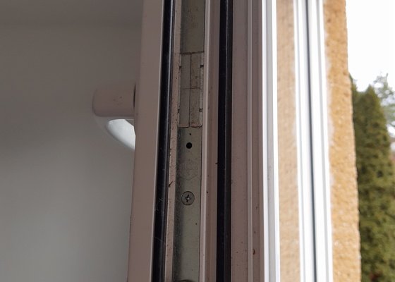 Oprava a seřízení plastových oken (6 velkých a 1 balkonové dveře)