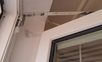Oprava kování na plastových balkonových dveřích - stav před realizací