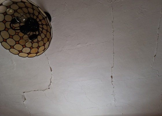 Oprava prasklin stropu v chalupě