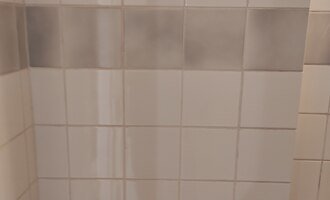Přelepení odpadajících dlaždic v koupelně - stav před realizací