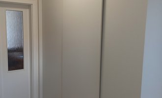 Renovace vestavěné skříně - výměna dveří
