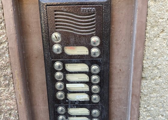 Výměna zvonkového tabla, oprava domovního telefonu