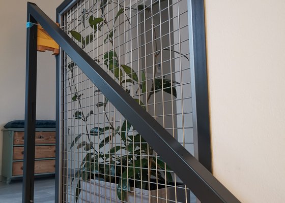 Kovové zábradlí s nerezovou sítí - interiérové schodiště
