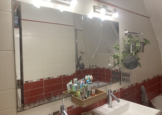 Zrcadlo do koupelny, silikon kolem vany