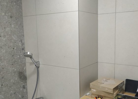 (Příprava na) montáž polic a vaňové zástěny v koupelně