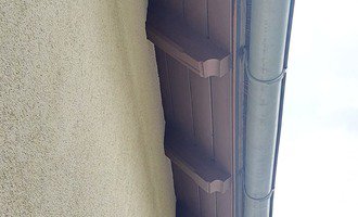 Oprava a případné znovu natření dřevěného podbití střechy u RD