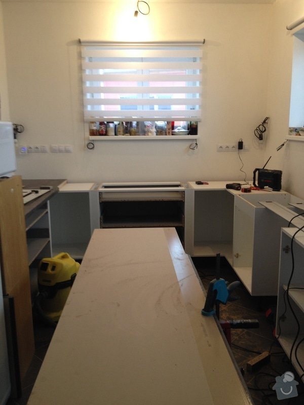 Instalace pracovní desky v kuchyni: 062