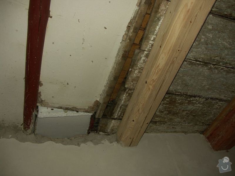 Rekonstrukce dřevěných stropů a podlahy půdy, přístupu na půdu a termoizolace: 1pred_cast_stropu_ve_vetsi_mistnosti_1