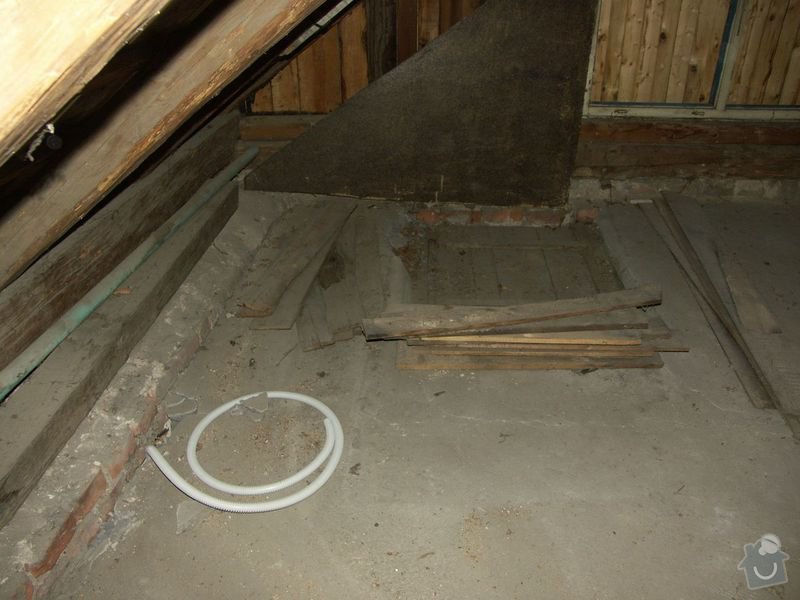 Rekonstrukce dřevěných stropů a podlahy půdy, přístupu na půdu a termoizolace: 1pred_stary_zazdeny_prulez_na_pudu