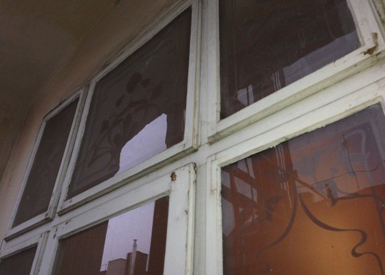 Renovace ramov balkonovych vitrazi, dum z roku 1901 na Prahe 7 - stav před realizací