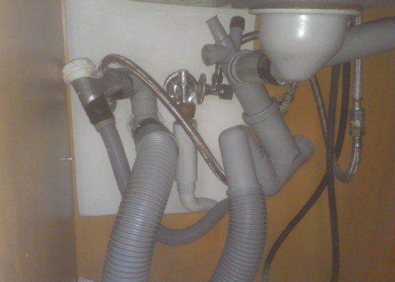 Oprava/výměna odpadových trubek pod kuchynskym drezem a myčkou.