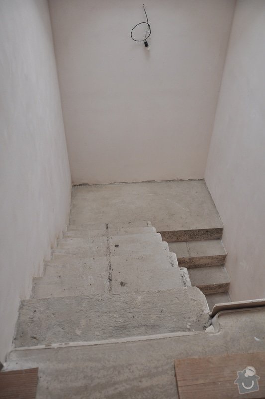 Obložení schodiště, nerezové (dřevěné zábradlí) s mléčným sklem.: _DSC0090