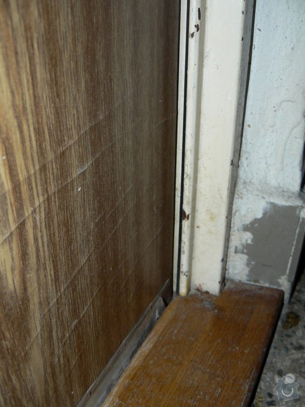 Utěsnění vchodových dveří (standardní panelákové): P1010389