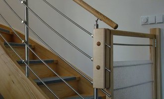 Dodávka samonosného schodiště a interiérových dveří