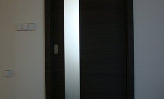 Dodávka samonosného schodiště a interiérových dveří