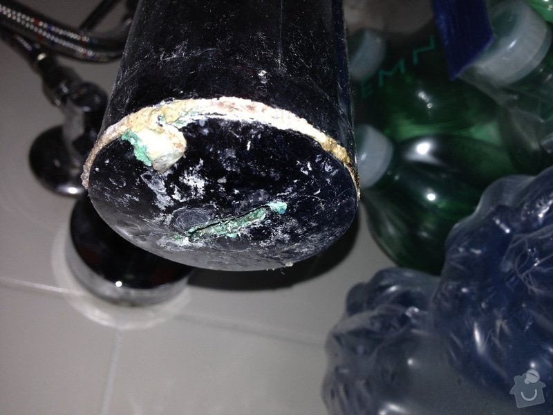 Oprava tekoucího sifonu pod umyvadlem + přišroubování WC prkénka: 002