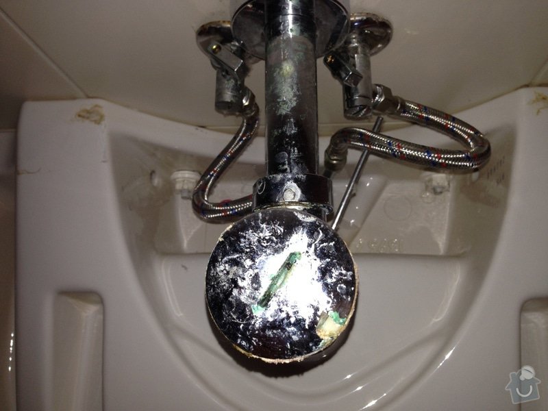 Oprava tekoucího sifonu pod umyvadlem + přišroubování WC prkénka: 006