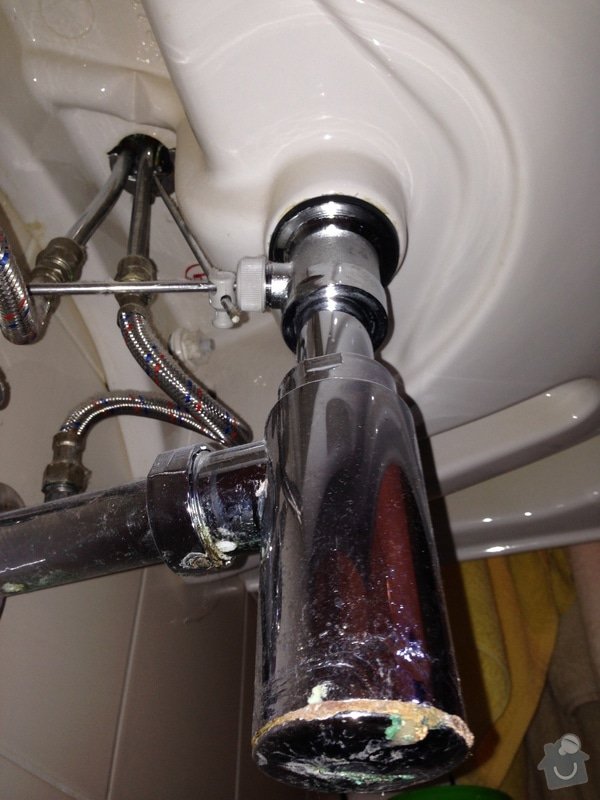 Oprava tekoucího sifonu pod umyvadlem + přišroubování WC prkénka: 008