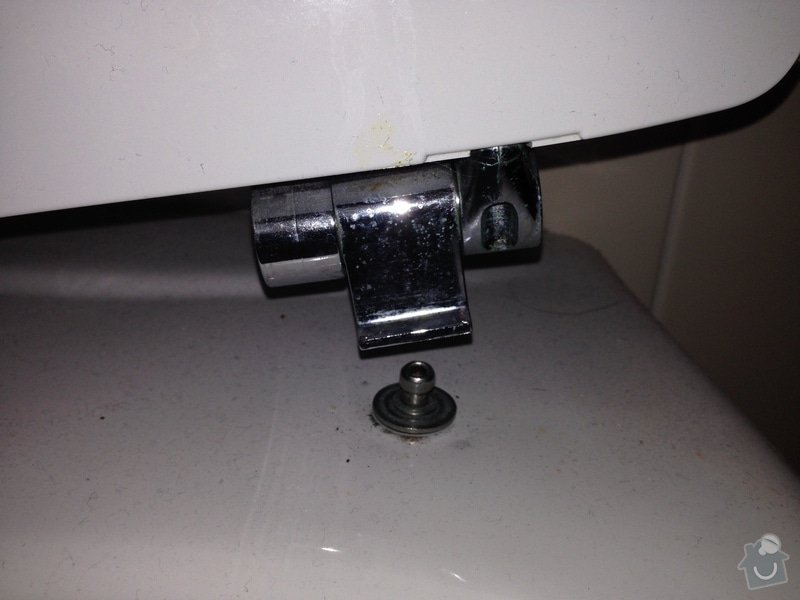 Oprava tekoucího sifonu pod umyvadlem + přišroubování WC prkénka: 011