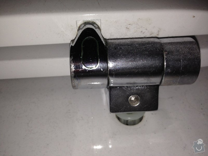 Oprava tekoucího sifonu pod umyvadlem + přišroubování WC prkénka: 014