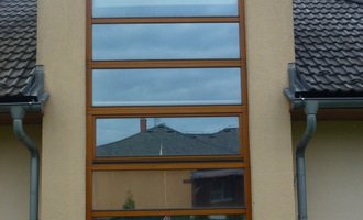 Renovace dřevěných oken a zábradlí - stav před realizací
