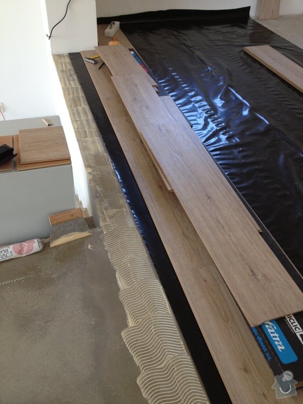 Broušení betonu, vyrovnání podlah samonivelační stěrkou, položení vinylové plovoucí podlahy: IMG_0683