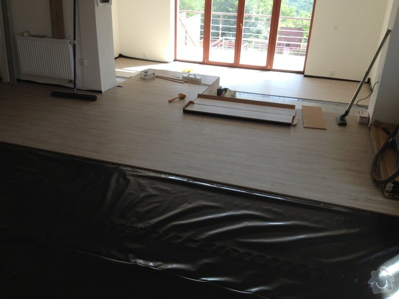 Broušení betonu, vyrovnání podlah samonivelační stěrkou, položení vinylové plovoucí podlahy: IMG_0688