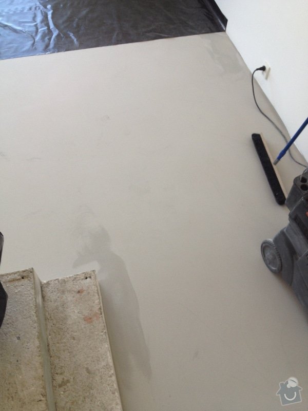 Broušení betonu, vyrovnání podlah samonivelační stěrkou, položení vinylové plovoucí podlahy: IMG_0719