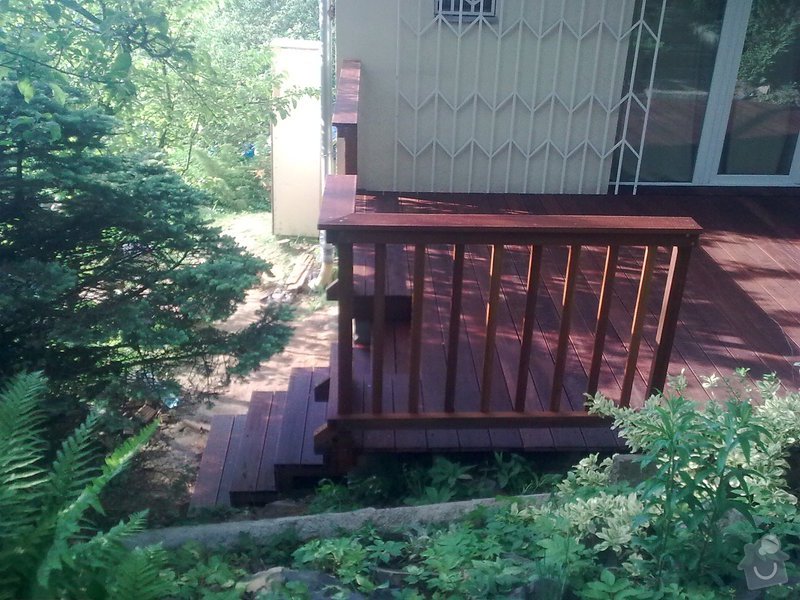 Dřevěna terasa ze schodamy a zabradli: Obraz0105