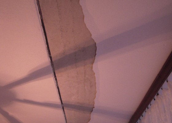Oprava stropní omítky a malířské práce (1 pokoj v panelovém domě) - stav před realizací