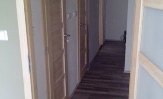 Pokládka laminátové podlahy + Montáž obložek a dveří