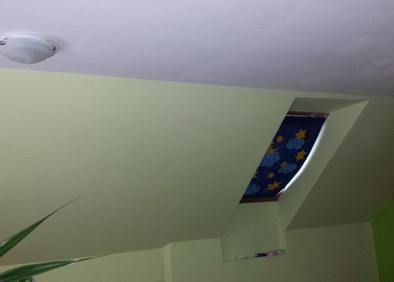 Malování hvězdného stropu v dětském pokoji na barevné šikminy