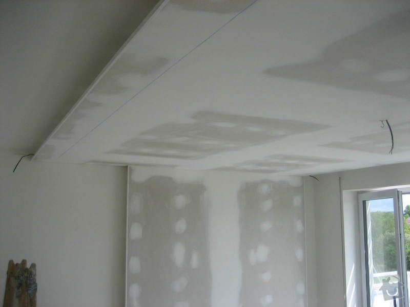 Sádrokartonový podhled částečný s jednou stěnou za TV s bodovým a zadním osvětlením: IMG_0262