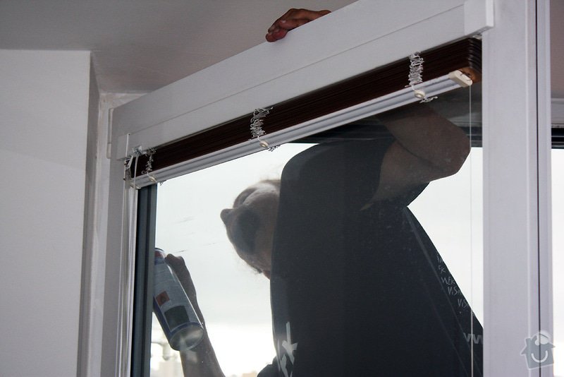 Instalace sítí do oken, oprava strun v žaluziích: promazani-oken
