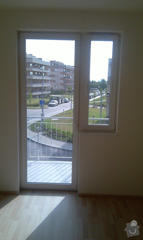 Žaluzie (3 okna + balkon), síť proti hmyzu (2 okna): balkon