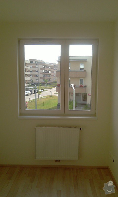 Žaluzie (3 okna + balkon), síť proti hmyzu (2 okna): loznice