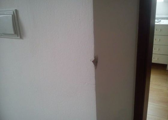 Oprava drobného poškození stěny v bytě