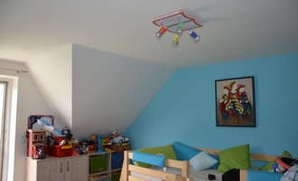 Hvězdy na stropě v dětském pokoji