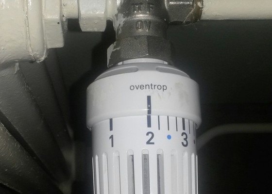 Otočení ventilu na radiátoru ústředního topení, posun radiátoru stranou