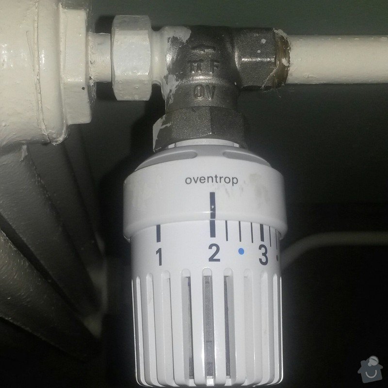 Otočení ventilu na radiátoru ústředního topení, posun radiátoru stranou: ventil