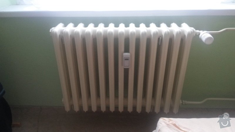 Otočení ventilu na radiátoru ústředního topení, posun radiátoru stranou: radiator