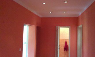 Malování bytu na bílo a v barevných odstínech