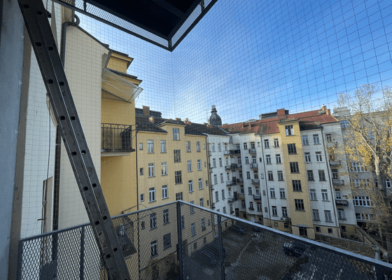 Instalace sítě proti holubům na balkon
