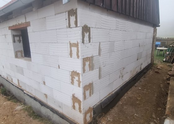 Výstavba zdi na chalupě z Ytongu