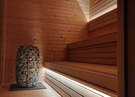 Výroba venkovní finské sauny.