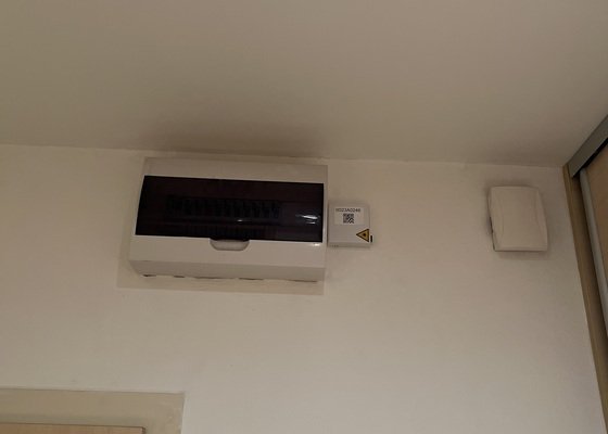 Přidání elektrické zásuvky do pojistkové skřine a instalace routeru na zeď