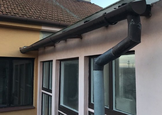 Oprava rýny, oprava oplechování na střeše na venkovní verandě